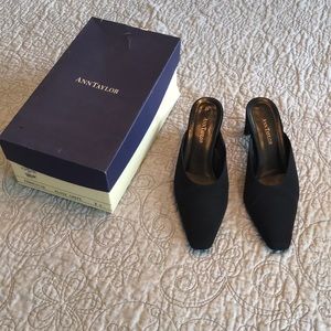 🔥 Ann Taylor VTG Black Crepe Mules EUC